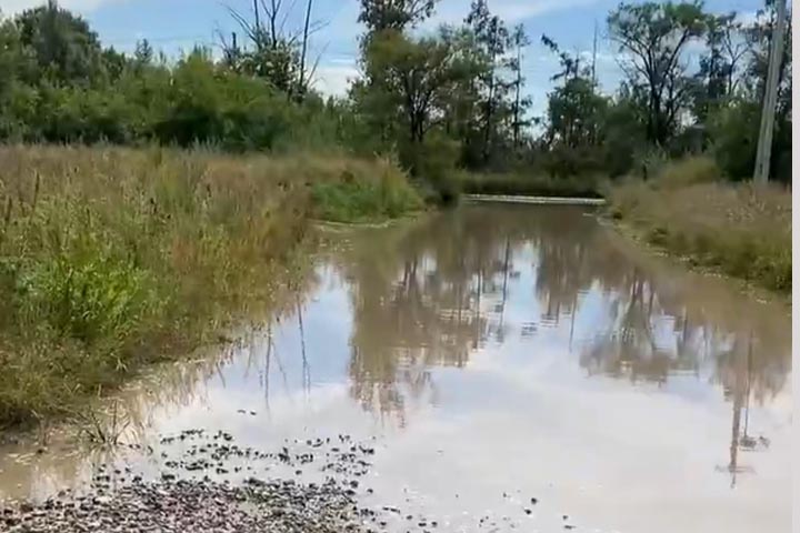 Может все-таки водоотведение? Судьбу отсыпанной Ежевичной улицы в Зеленом решает стройконтроль